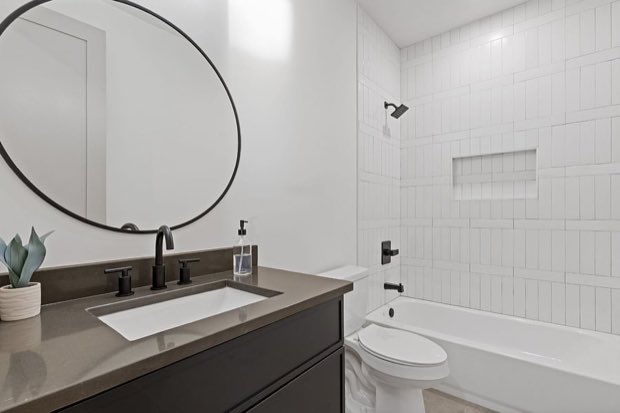 Bathroom with a round mirror and modern vanity